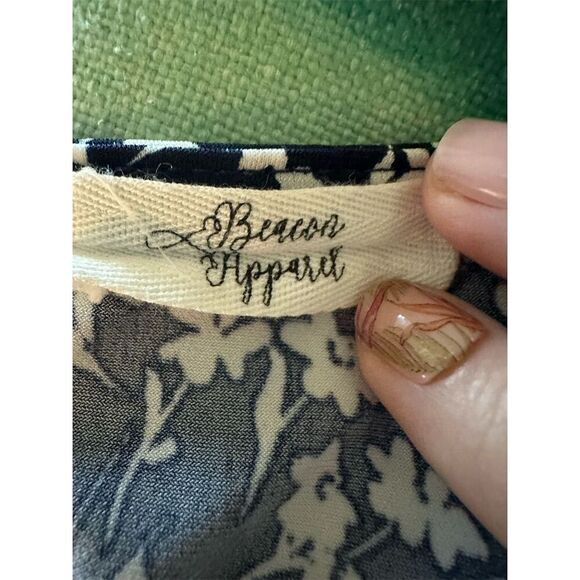 Beacon Apparel Women's M Black Floral V-Neck Sleeveless Wrap Blouse - Picture 4 of 6